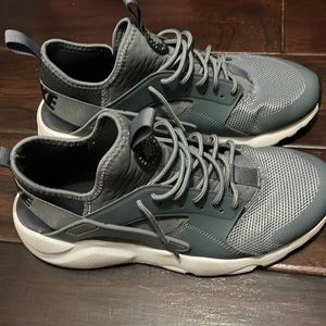 Excellent Condition Gently Used Grey Nike Huaraches